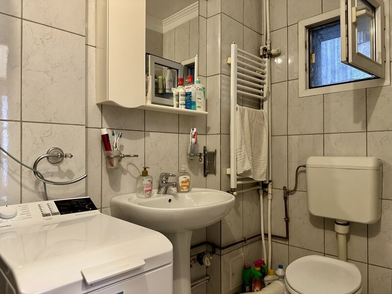 Gorjului, apartament 3 camere 69,5 mp, 2 bai, 2 balcoane, bloc 1979